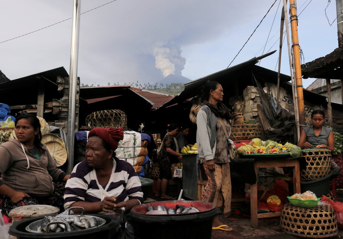 ajplus's tweet photo. A volcano in Bali is on the verge of a major eruption, experts warn, as it blasts ash five miles high into the air. 
• Mass evacuations ordered
• Main airport closed 
• Nearly 450 flights cancelled https://t.co/poy5oqlWRa