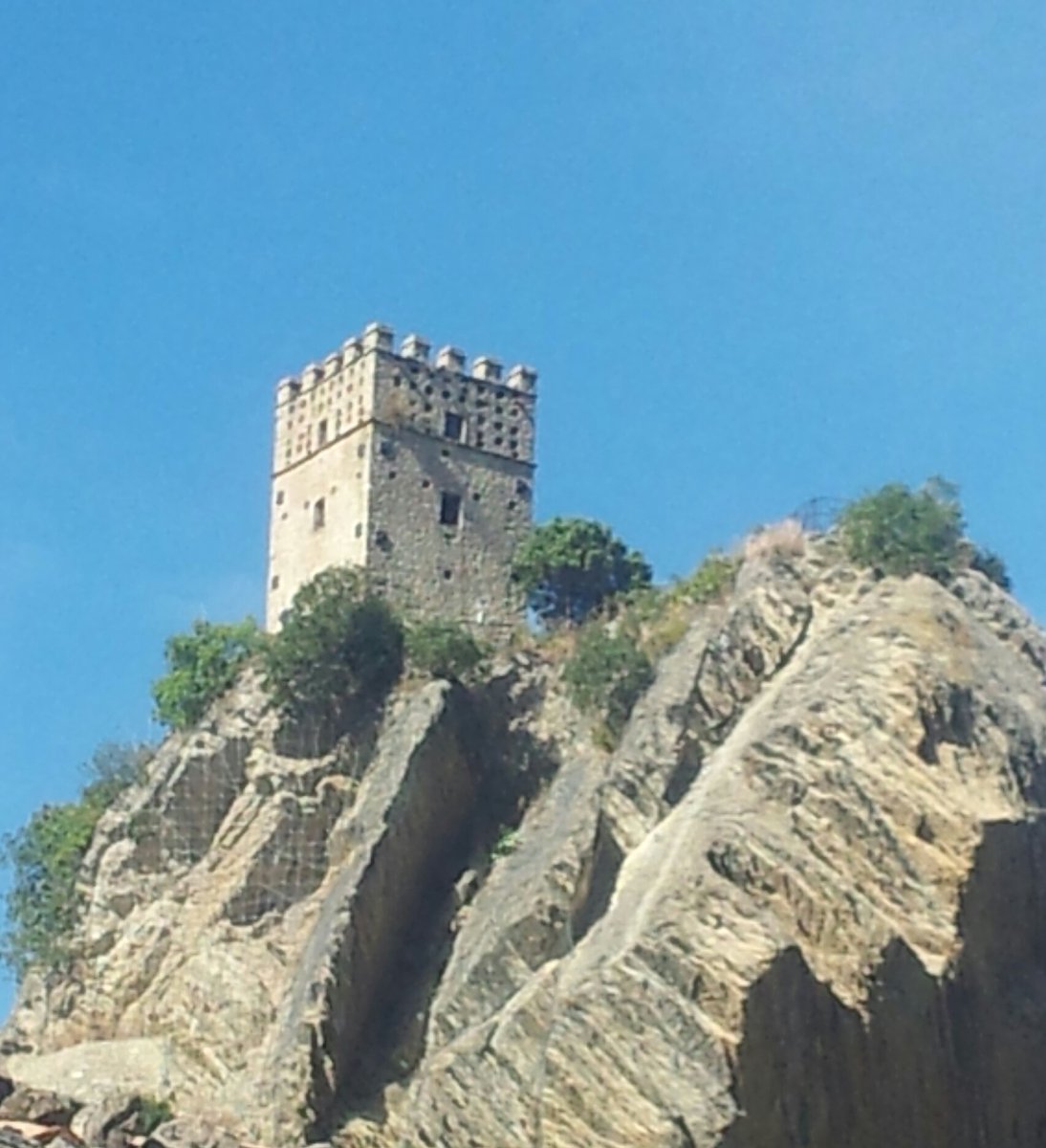 janetbianchini's tweet photo. Just posted on blog re my recent visit to the fab castle of Roccascalegna : https://t.co/mTttzYWMN6 https://t.co/yR7yyYJ5tH