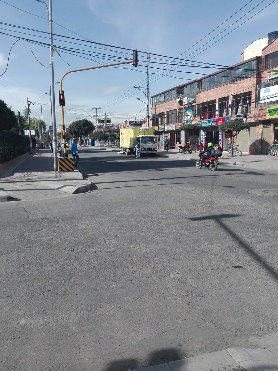 EricJavierGale2's tweet photo. Revisar cargue y descarge en contravia para descargar kr91 por 157c almacen justo bueno @SectorMovilidad https://t.co/FkiiVlNmiF