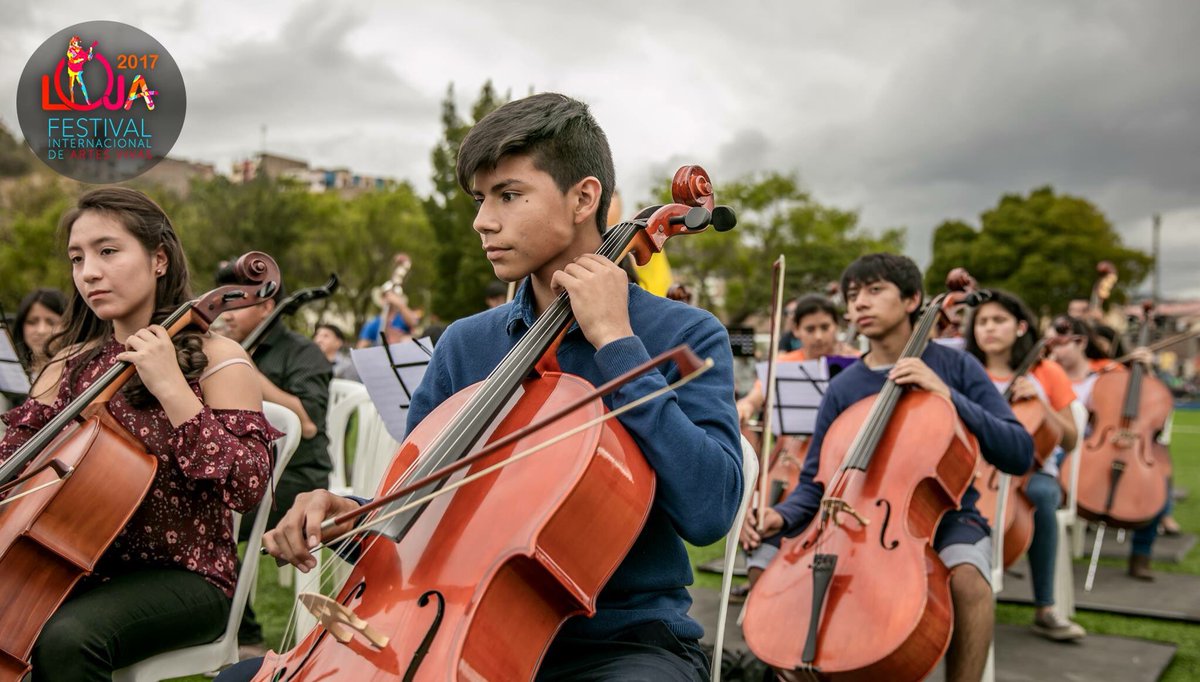 VistoLoja's tweet photo. #Loja En el parque Jipiro se cumplió el Récord Multitudinario, donde cientos de lojanos con sus voces e instrumentos participaron en el festival “Todos somos músicos y sabemos nuestros cantos”. 

El evento fue organizado por el @MunicipioDeLoja y con ello, se cerró el #FIAVL2017. https://t.co/NAL021Areu