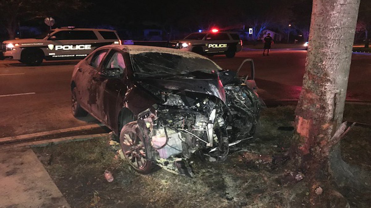 Driver injured when car crashes into tree in Pembroke Pines bit.ly/2jqbIUr?utm_so… https://t.co/AV4rxWgAu8
