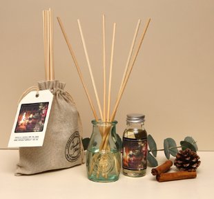 LGSpace's tweet photo. A green alternative to cling film, vegan chocolates, and an eco-friendly reed diffuser are just 3 of the lovely gifts featured in our eco Christmas gift round-up: https://t.co/Absn6NwMDU #sustainable #environment https://t.co/WoBQ38Tg4u