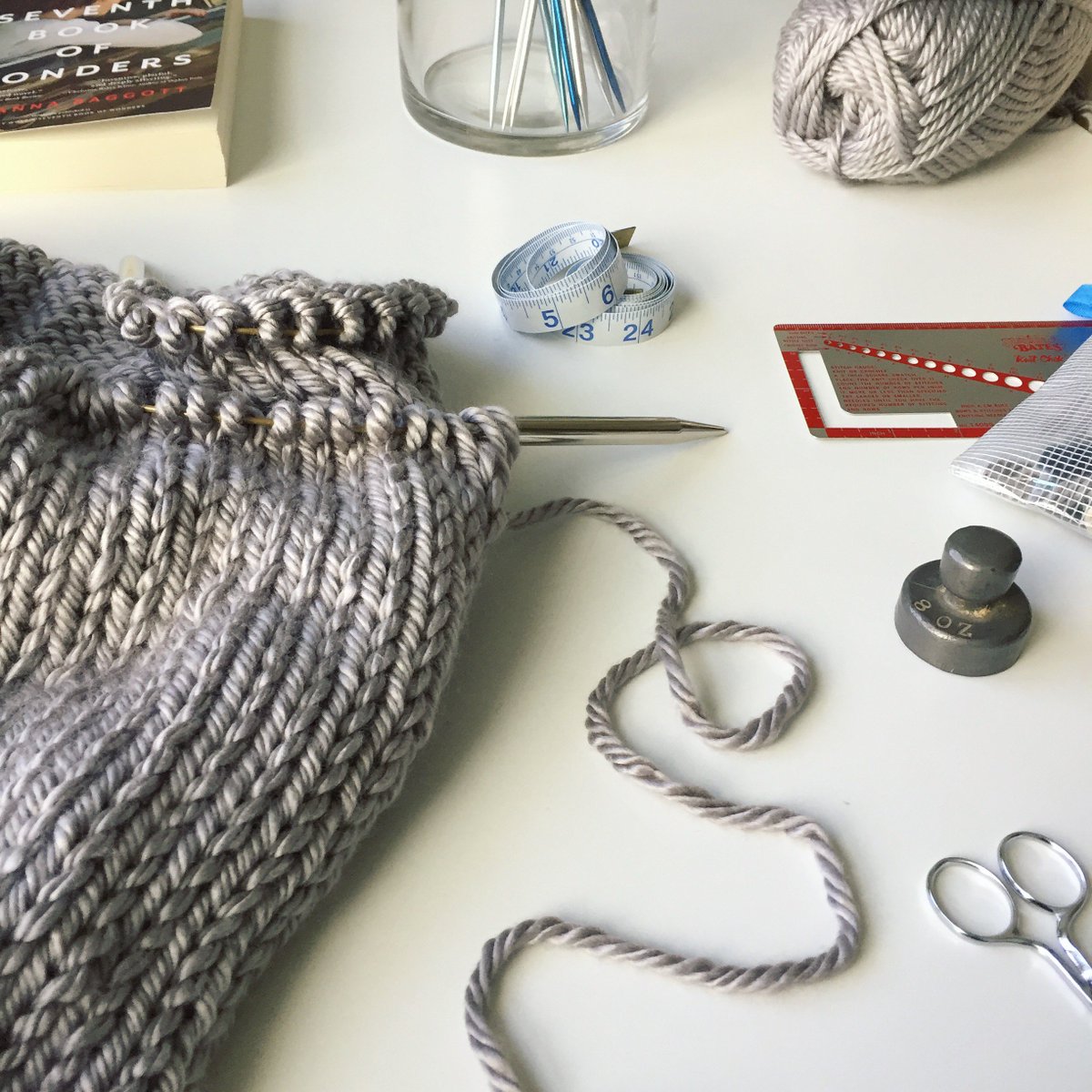 5410Studio's tweet image. Simple, chunky stockinette stitch for a new blanket #knitting design. 😀
@LionBrandYarn Hometown USA in 'Dallas Grey'. 💙
#knit #blanketknitting #lionbrand