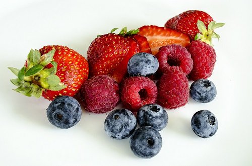 Crenyf's tweet photo. ¿Incorporaste frutas a tu alimentación de hoy? Recordá sumarlas entre comidas para saciar el hambre de forma natural. #VirBusnelliTips #Nutrición #CRENYF #TeCuidamos #LaPrioridadSosVos https://t.co/NHMgQGyCvt