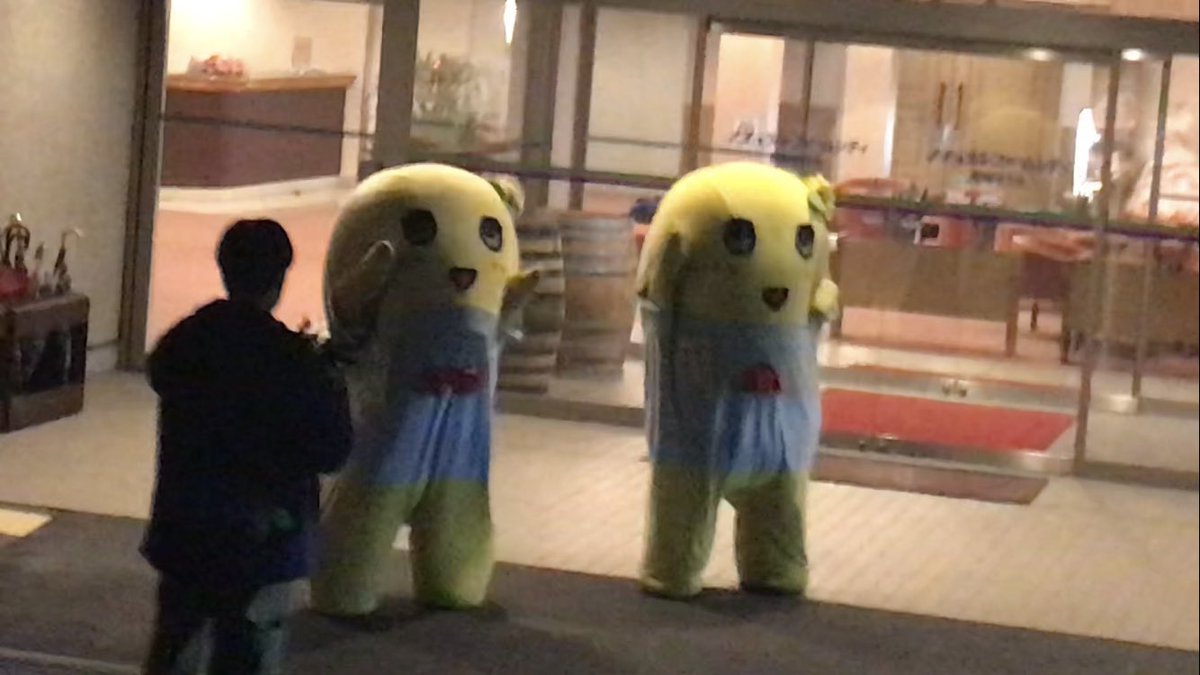 naossiy's tweet photo. @funassyi  @274ch_official 
最後の最後までありがとうございましたm(_ _)m
さこっしーを始め、私たちに手を振りながらお見送りをして下さったスタッフの皆様に囲まれてるふなっしーを見て涙💧
ふなっしーは本当に良いスタッフに愛され、守られてるんだと。

#274ch #274chロケ同行ツアー https://t.co/wOYLVsqa3Y