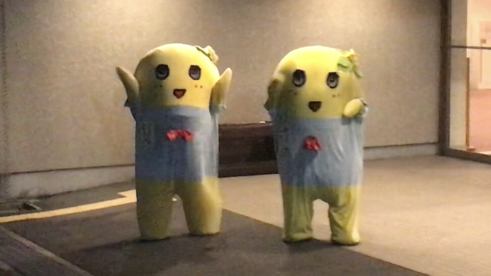naossiy's tweet photo. @funassyi  @274ch_official 
最後の最後までありがとうございましたm(_ _)m
さこっしーを始め、私たちに手を振りながらお見送りをして下さったスタッフの皆様に囲まれてるふなっしーを見て涙💧
ふなっしーは本当に良いスタッフに愛され、守られてるんだと。

#274ch #274chロケ同行ツアー https://t.co/wOYLVsqa3Y