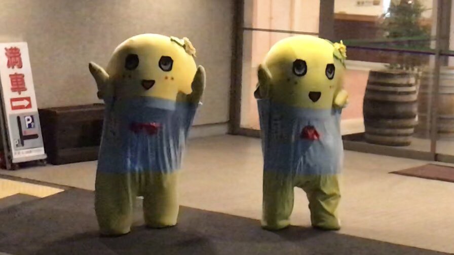 naossiy's tweet photo. @funassyi  @274ch_official 
最後の最後までありがとうございましたm(_ _)m
さこっしーを始め、私たちに手を振りながらお見送りをして下さったスタッフの皆様に囲まれてるふなっしーを見て涙💧
ふなっしーは本当に良いスタッフに愛され、守られてるんだと。

#274ch #274chロケ同行ツアー https://t.co/wOYLVsqa3Y