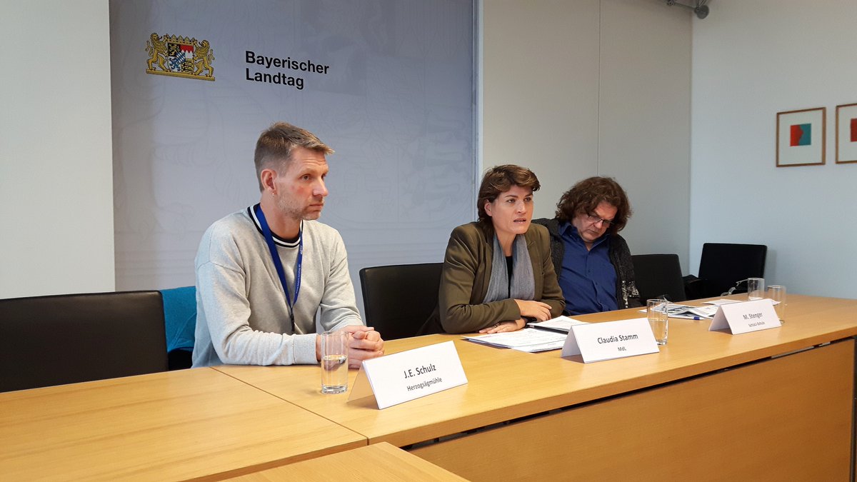 C_StammTeam's tweet photo. #Pressekonferenz zu #3plus2 Ausbildung für #Flüchtlinge mit Michael #Stenger von #Schlauschule und JE Schulz von #Herzogsägmühle
@claudiastamm :
"@CSU: Integration endlich eine Chance geben! Lasst Azubis arbeiten!" https://t.co/abIJidABN8