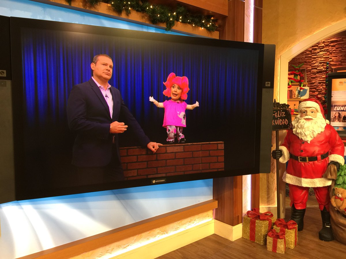 Curbelotwit's tweet photo. Hasta Santa se retorcía de la risa con los chistes de la Compadrita! @karlamartineztv @alantacher @despiertamerica #DespiertaAmerica https://t.co/2VPKNYuQoa
