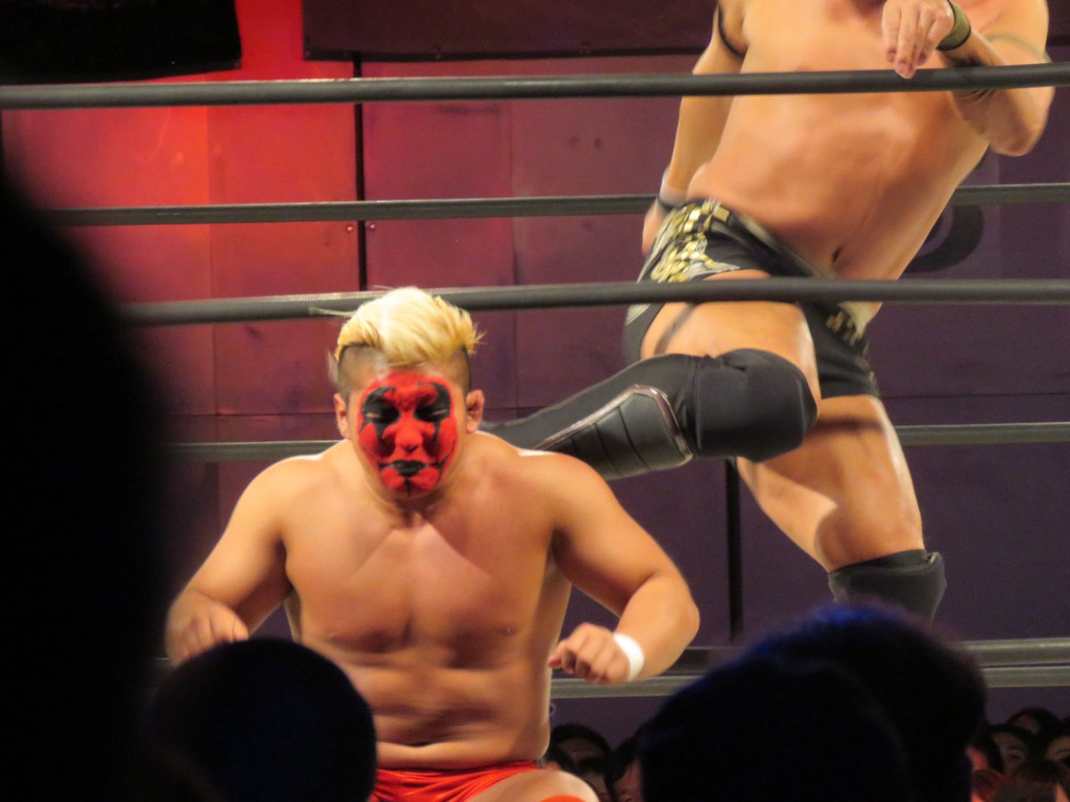 19751022Dragons's tweet photo. モッチーと、フジイさん
そして、モッチーに蹴られる男梅.....
ん?リンダマンかw
#dragongate
#MemorialGate2017
#memorialgate2017insendai
#望月成晃
#ドンフジイ
#エルリンダマン https://t.co/y6vKBcHgU8