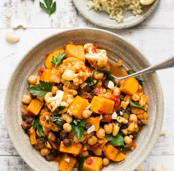 Deze #zoeteaardappel kikkererwten #curry is #vegan en supergezond door de hoeveelheid groente die er in zit. kookse.tv/recept/zoete-a… Zo kom je makkelijk aan de aanbevolen hoeveelheid #groente op een dag! 

#vegancurry #recept #veganistisch #vegetarisch #gezond