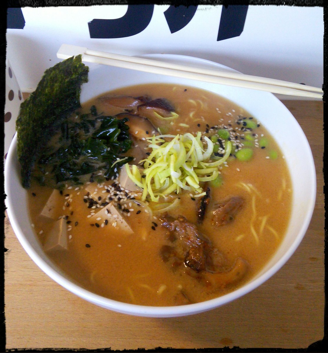 anna_rake's tweet photo. Omnomnomnomnom!!! *__*
#AlmostCeres #BeLikeMiller #ILoveThisMisoRamen https://t.co/fcGGrhkyyH