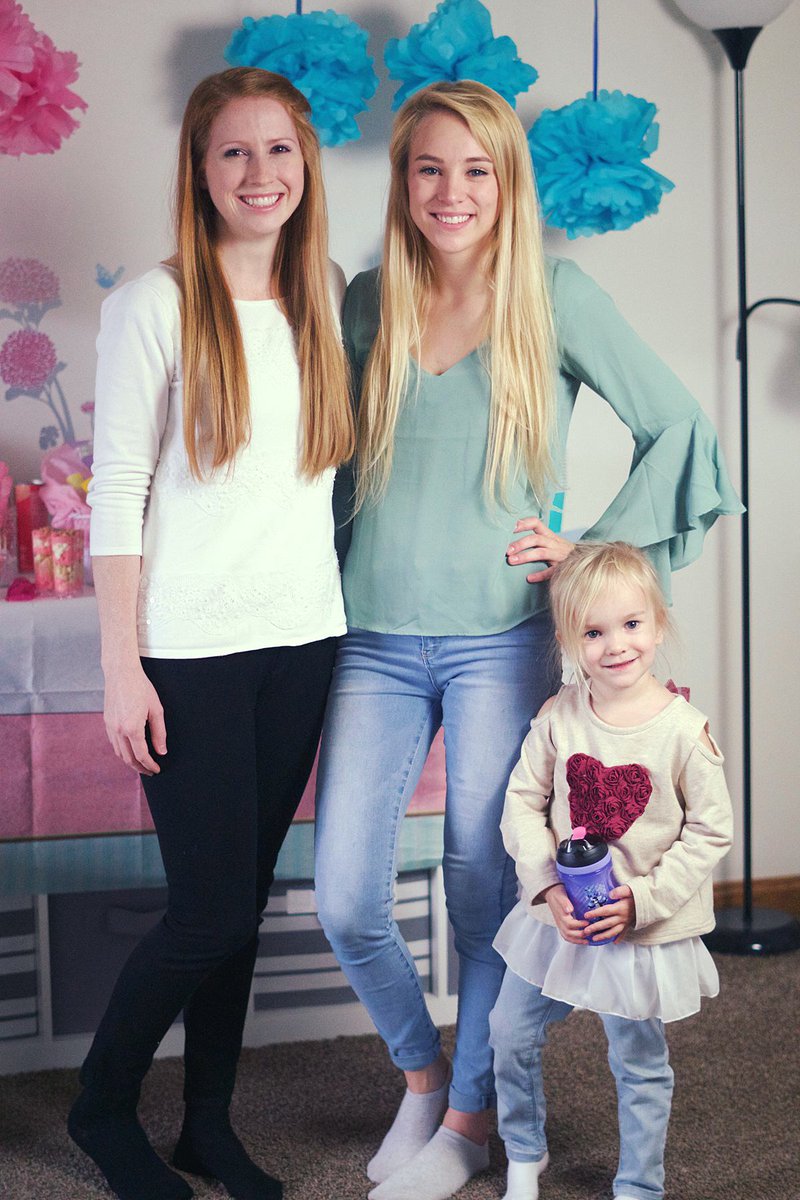 rachburgesmusic's tweet photo. Right before we left town I got to host a baby shower for one of my girlfriends, it was a perfect excuse to have a party and say goodby before heading out. Pictures, along with tips for hosting a baby shower, on the blog today: https://t.co/ajMblLJYny #RegisteringForBaby #ad https://t.co/q85xnlYj7p