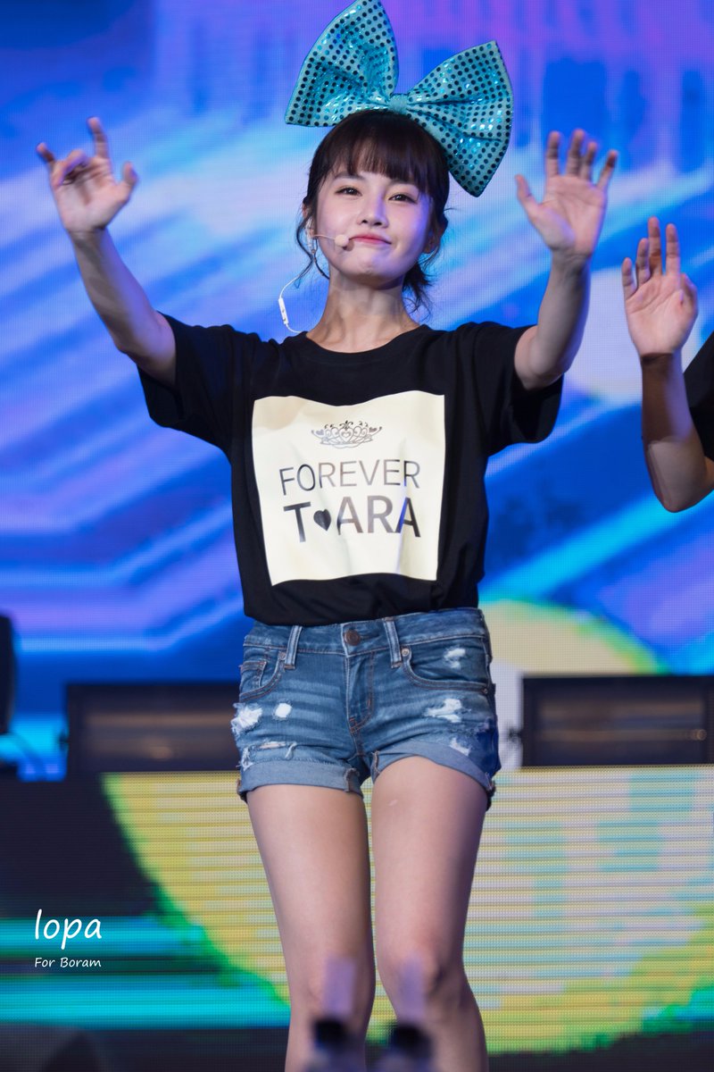 khvs2048's tweet photo. 170513 Taiwan Concert Boram 👋👋👋
#Boram #보람
#ILookForwardToSeeingYouAgain
#WaitingBelieve  
@BoRam_0322 https://t.co/c2YNIQz2qK