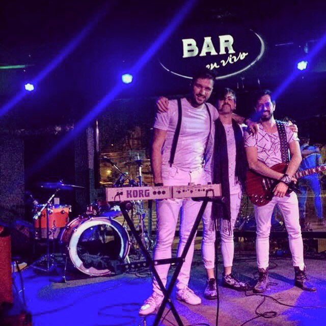 genespontanea's tweet photo. Transgresor: "Que transgrede una ley, norma, pacto o costumbre" 🌶️🌶️🕺
PH: @romiibrito / @dirty__club en @bar_envivo 🔚 #livegig #lights #musicalshow #rockshow #housemusic #white #whiteoutfit #liveshow #blanco #drums #microkorg #korg #drummerlife #abrazo #hug #sg #epiphone https://t.co/m7rd9YuShc