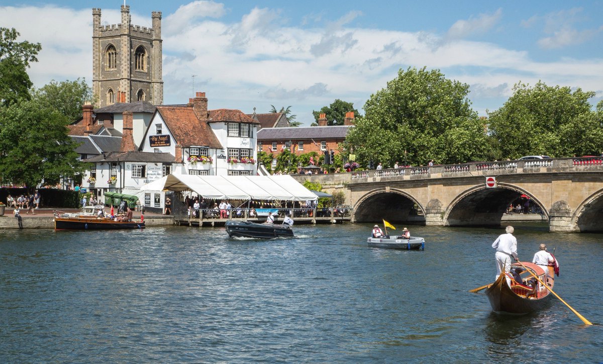 RiverRapidsBus's tweet photo. Did you know you can now travel from #Oxford to #Henley with our #RiverRapidsBus route? Enjoy a day out and explore beautiful Henley! #OxOn https://t.co/vvk4rw27Si