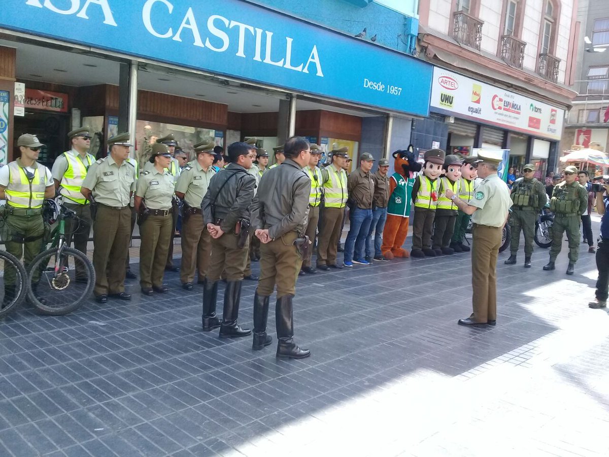 Micc3ra's tweet photo. Of. Comunitaria Antofagasta miccantof@gmail.com @Carabdechile  Lanzamiento Campaña Preventiva "Navidad Segura" via publica sector centro. https://t.co/kw5D15ZgoW