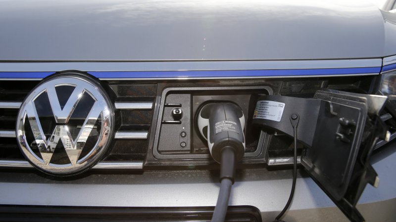 AutoblogEVs's tweet photo. .@Shell and #Ionity carmakers installing ultra-fast highway EV charging: https://t.co/L6CxS0XQ4t https://t.co/GMKkehQ8QV