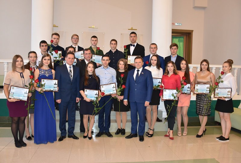 VKuvaytsev's tweet photo. Любые средства, которые мы вкладываем сегодня в развитие образования, в будущем окупятся сторицей. Вручили стипендии главы администрации города лучшим студентам и учащимся образовательных учреждений Пензы:https://t.co/IXqRAksBYd https://t.co/820BI3znk7