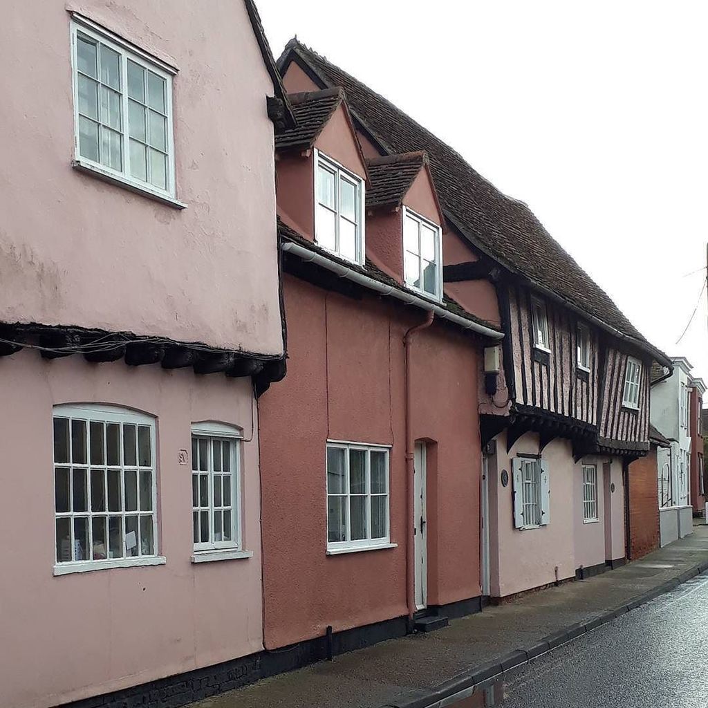 MuchMore_Less's tweet photo. Grey skies and a wavering line of Suffolk pink cottages. Damp day. Glad the oil tank was refilled today and we can curl up by the wood burner this evening.
.
.
.
#muchmorewithless #countryliving #countrywalk #suffolk #cottages #suffolkpink #pinkhouses #g… https://t.co/QHFDYdRfkV https://t.co/YZb48jAtvs