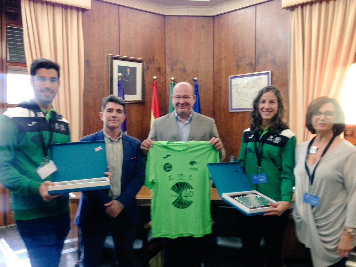 AytoJaen's tweet photo. El @alcaldedejaen recibe a los atletas jiennenses Carlos Rojas y Natalia Romero del Club de Atletismo Unicaja "para reconocerles su esfuerzo y llevar muy lejos el nombre de #Jaén" https://t.co/3KlDMuV0HY https://t.co/KpYnOMghv1