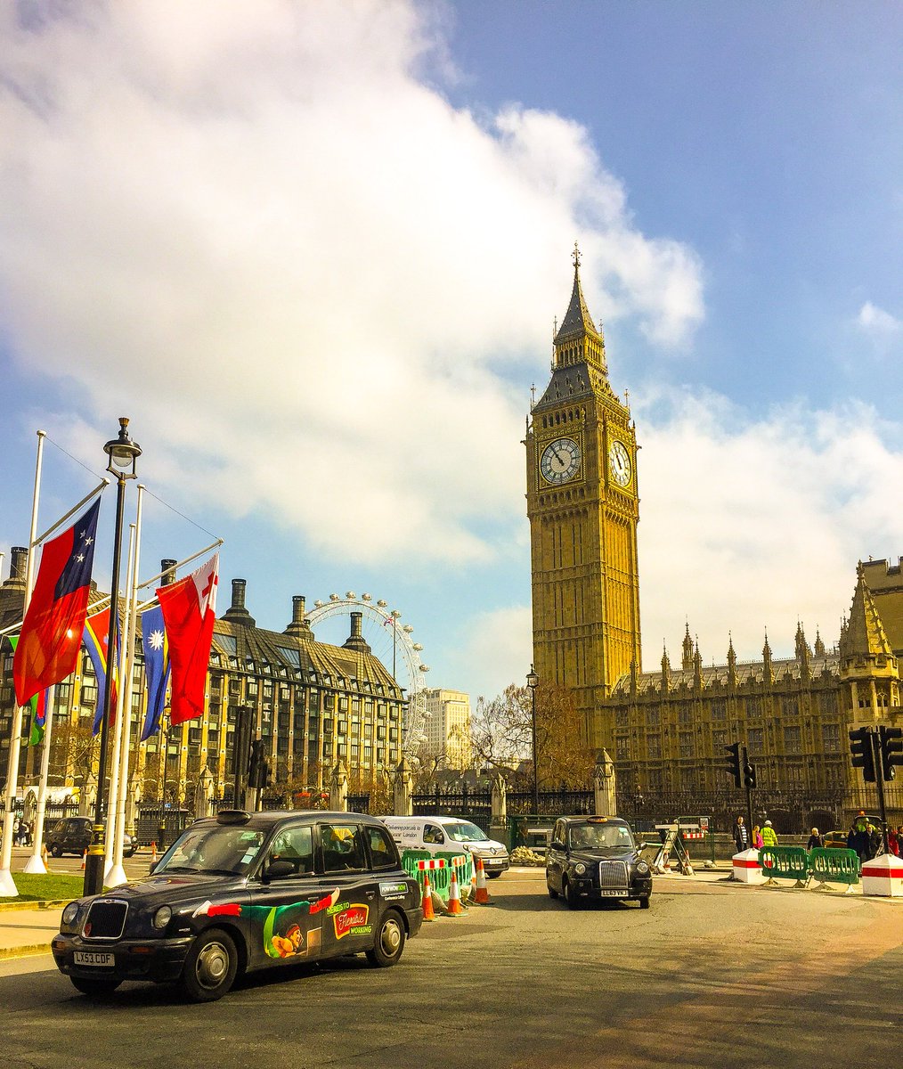 FlyingSmitty's tweet photo. When you only have a phone, you do what you can. #London https://t.co/Ck3DXA6Bfh