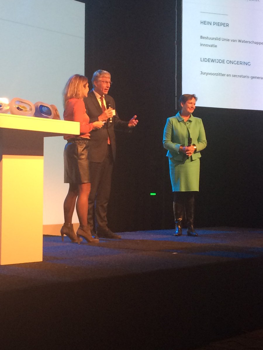 waterschappen's tweet photo. Hein Pieper @waterschappen en Lidewijde Ongering @MinIenW openen uitreiking #Waterinnovatieprijs met optimisme over kunde van Nederlandse watersector om uitdagingen aan te gaan. #bringinthedutch https://t.co/RqGM6Sl6Fx