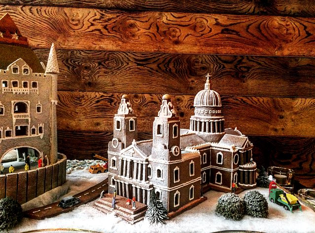 How sweet is this year's festive display? Ginger bread #Bankside surroundings by our talented #pastrychef, Luis. 🎉