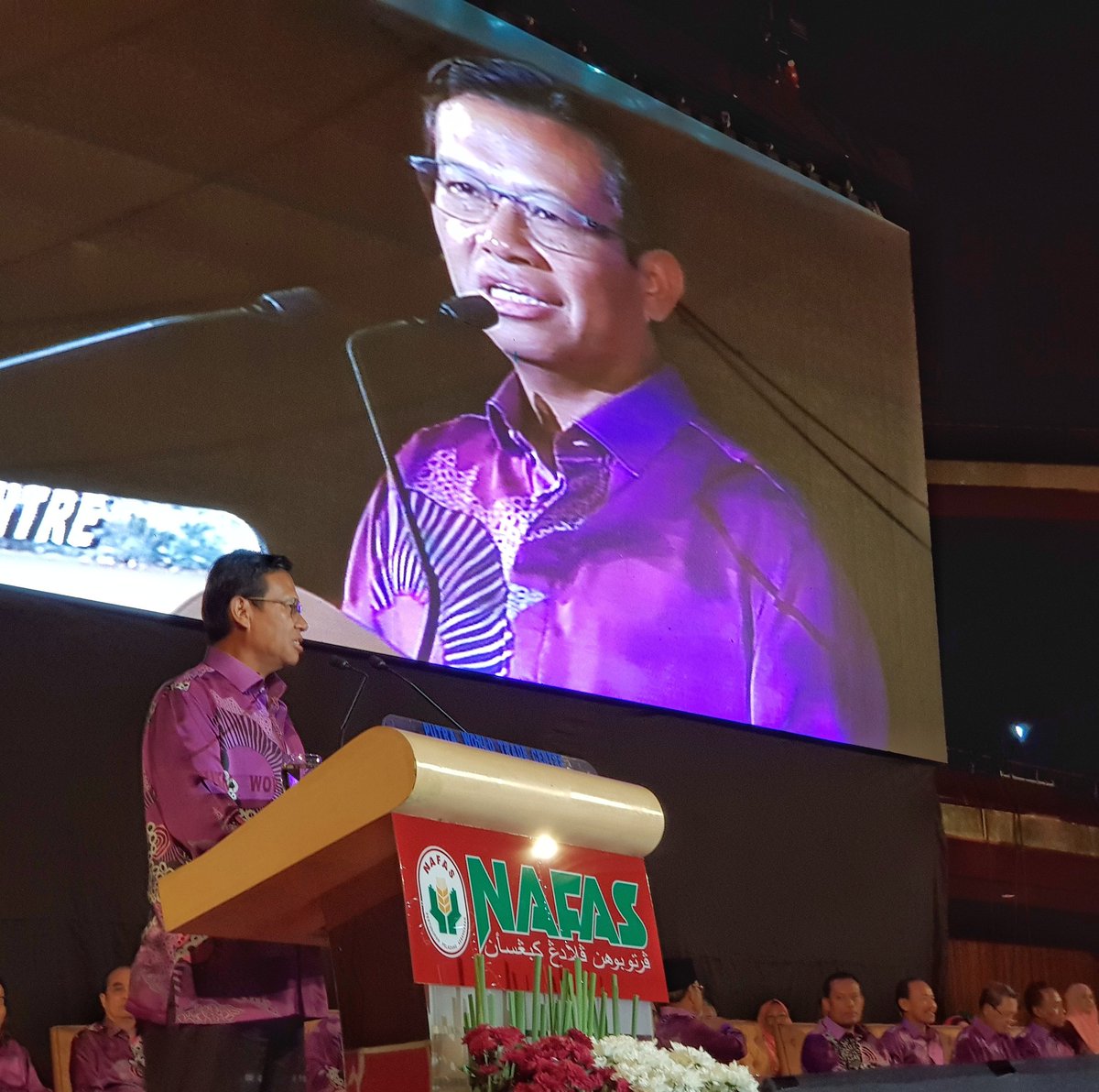 kpkmmalaysia's tweet photo. YBM @shaberyc di Mesyuarat Agung NAFAS @infonafas: Daripada sebuah negara 'net importer' agromakanan, kita perlu jadikan Malaysia sebagai 'net exporter'. Cari &amp; kembangkan champion products yang boleh bersaing di peringkat global. #moa #ourfoodourfuture https://t.co/Rq126WXqIV