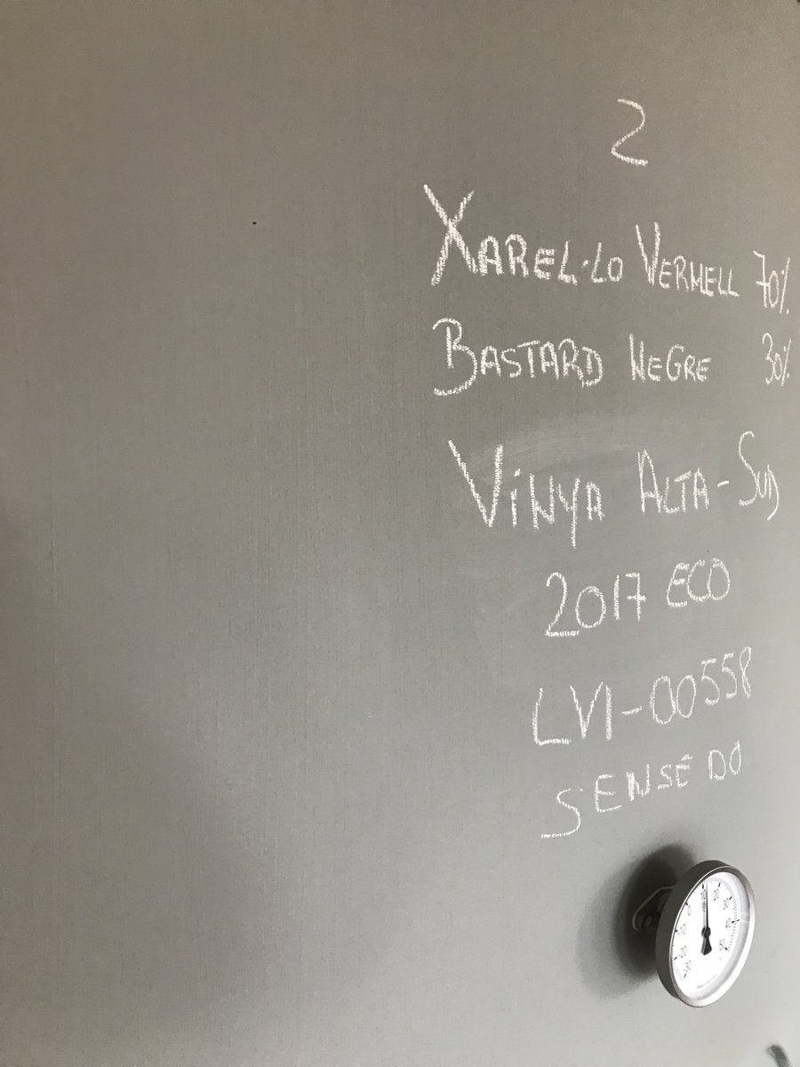 RaventosiBlanc's tweet photo. Xarel·lo Vermell & Bastard Negre. Fermentant en ou de ciment, pensant en un vi de llarga criança
#texturesdepedra #vintage2047 #topclass #selectionofplots https://t.co/YyVcU2qoKd