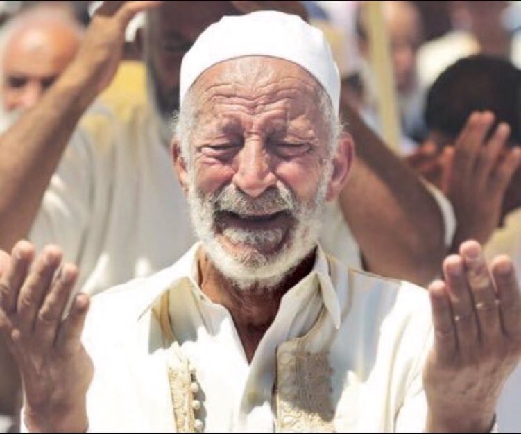ربّاهُ في حزَني ربّاهُ في فرَحي،
ربّاهُ مِلْءَ فسيحِ الكون ربّـــاهُ"
:
فلْتجْتَمعْ ضدّيَ الدنيا وما حَمَلتْ..
إن كان ربي معي لا شيءَ أخشاهُ"