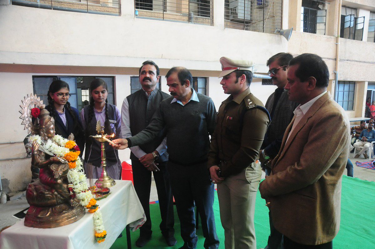 PoliceUjjain's tweet photo. दिनांक 25.11.17 को उज्जैन पुलिस व्दारा लोकमान्य तिलक हायर सेकंडरी स्कूल में महिला जागरूकता एवं सुरक्षा विषय पर सेमीनार आयोजित किया गया जिसमें लगभग 600 छात्र/ छात्राएं उपस्थित हुए। https://t.co/oK1iW9wQCs