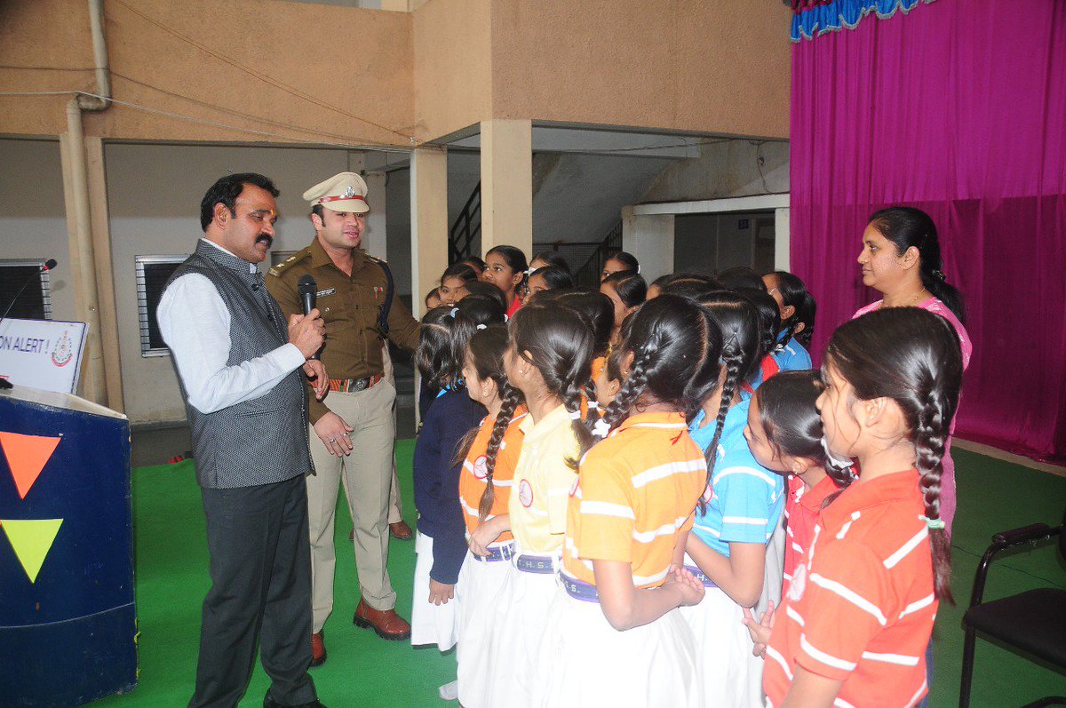 PoliceUjjain's tweet photo. दिनांक 25.11.17 को उज्जैन पुलिस व्दारा लोकमान्य तिलक हायर सेकंडरी स्कूल में महिला जागरूकता एवं सुरक्षा विषय पर सेमीनार आयोजित किया गया जिसमें लगभग 600 छात्र/ छात्राएं उपस्थित हुए। https://t.co/oK1iW9wQCs