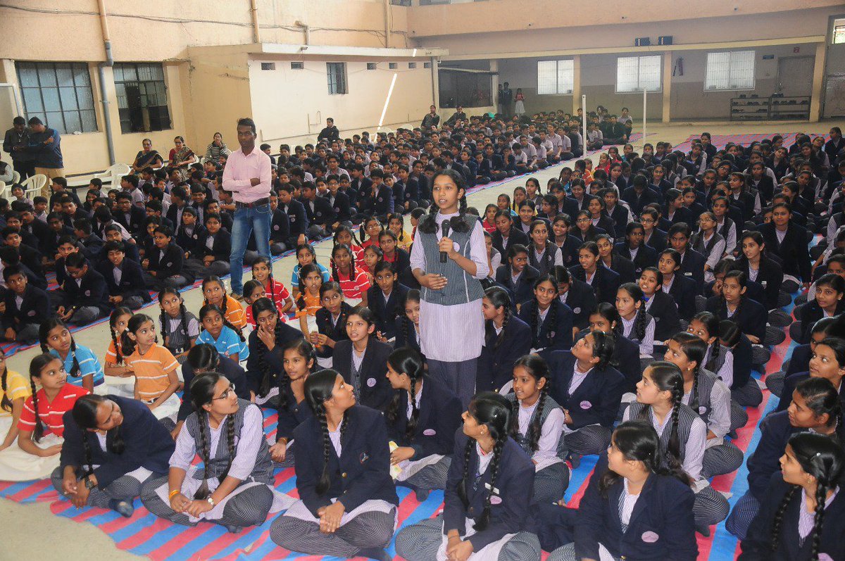 PoliceUjjain's tweet photo. दिनांक 25.11.17 को उज्जैन पुलिस व्दारा लोकमान्य तिलक हायर सेकंडरी स्कूल में महिला जागरूकता एवं सुरक्षा विषय पर सेमीनार आयोजित किया गया जिसमें लगभग 600 छात्र/ छात्राएं उपस्थित हुए। https://t.co/oK1iW9wQCs
