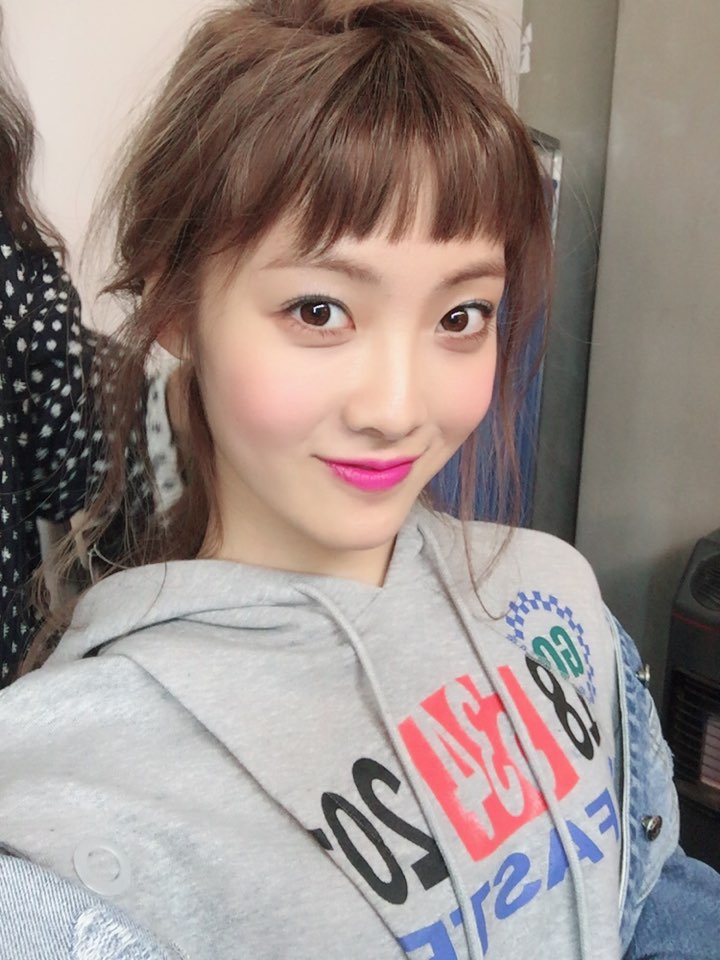 WekiMeki's tweet photo. 이야~~!!앞머리 생겼다😆❤️
처피뱅 소원 이뤘다아아아 헤헿😆
#효도 #인스타일 #앞머리 #처피뱅 #감기조심!😷 https://t.co/lrnr6iL5nJ