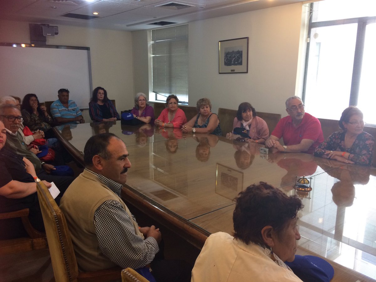 Directores de @Dicoex y <a href="/Sernatur/">Sernatur</a> conversan con beneficiarios del Programa Revisitando Chile