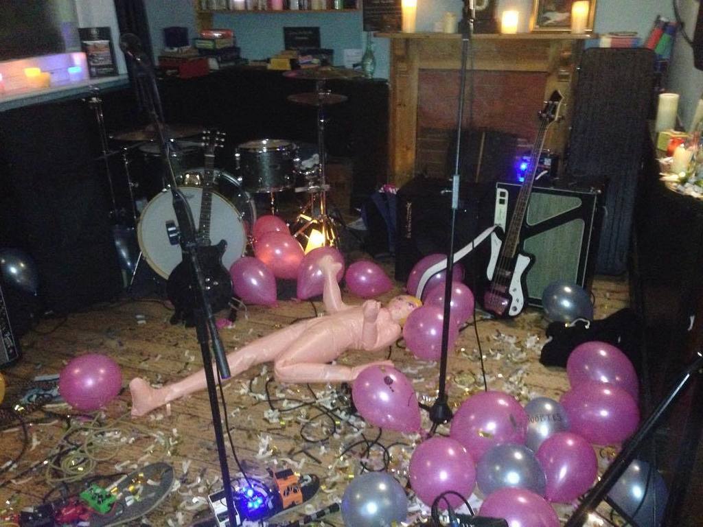 BIGG_Band's tweet photo. Aftermath from gig at the Castle Tap in Reading on Saturday
-
-
-
-
#BIGG #band #music #live #rock #punk #pop #indie #rap #altrock #alternative #thedirtydead #radiosaurus #Reading #localshow #local #scene #localscene https://t.co/fya0r0SiWS https://t.co/k5UbLEGgQs