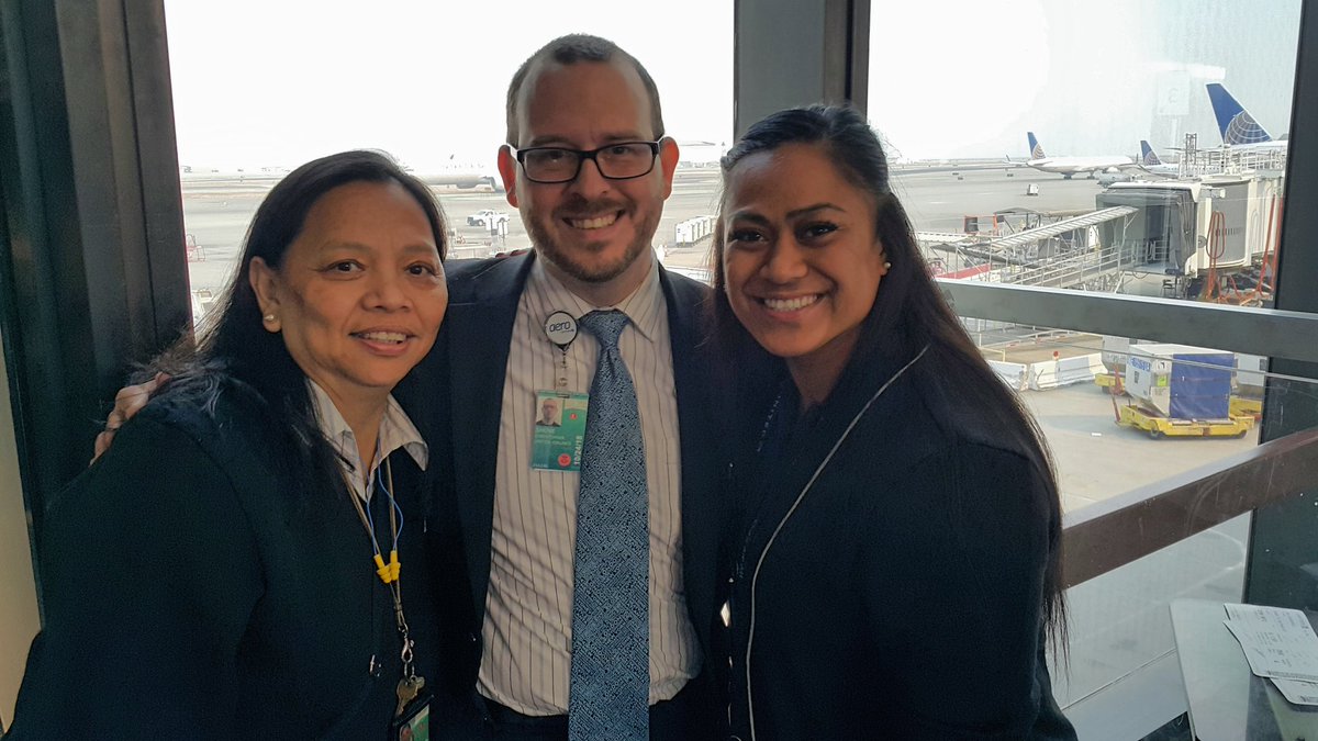 Just another day at UA. Team SFO smiles at the gates! @weareunited @39100ft @AmyJerry2 @sfouafriendly #beingunited #WhyILoveAO #teamsfo #sfoua