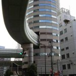 大阪人には常識!？ビルの中を通過する高速道路があるらしい!