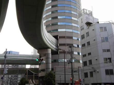 大阪人には常識！？ビルの中を通過する高速道路があるらしいｗｗｗ