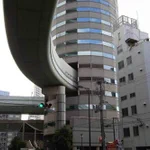大阪人には常識!？ビルの中を通過する高速道路があるらしい!