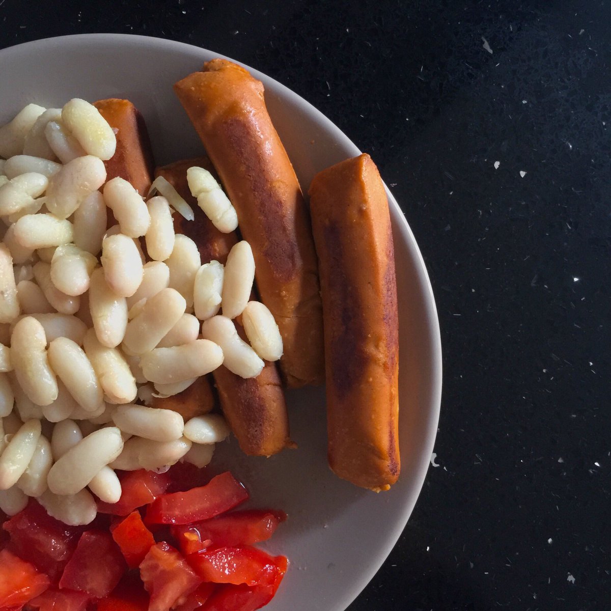 dieremasalut's tweet photo. Otro día más con #receta!🍽 Hoy #lunes os traemos un plato fácil y rápido🕟, #salsichas de #tofu, #alubias blancas #bio y un #tomate🍎 cortado a trocitos. Con estos tres #alimentos tenemos un plato que nos proporcionará #energía para todo el día💪🏽
#biofood #healthy #lovefood https://t.co/pxkgsHaBJn