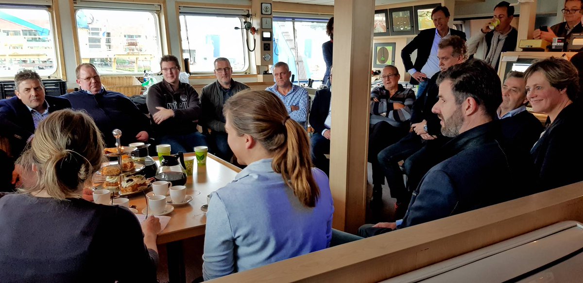 Gesprek minister LNV Carola Schouten met vissers. Goede zaak en kundige minister met de 'hands on deck'.