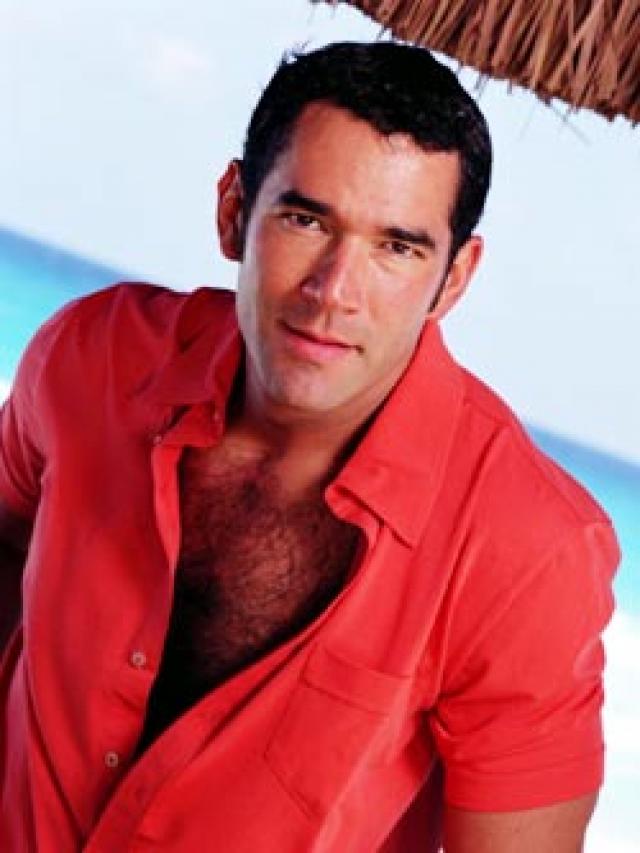 SBT_Novelas's tweet photo. Muito recorrente nas nossas NOVELAS DA TARDE, os Alessandros ARRANCAM suspiros! Seria esse um típico nome de GALÃ? Qual  Alessandro que já passou pela nossa telinha é o seu favorito? Conta pra gente 💟😄 #FeridasDeAmor #Rubi #OQAVMR #Sortilégio https://t.co/pPEYmoP7Gp