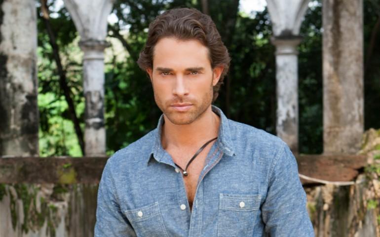SBT_Novelas's tweet photo. Muito recorrente nas nossas NOVELAS DA TARDE, os Alessandros ARRANCAM suspiros! Seria esse um típico nome de GALÃ? Qual  Alessandro que já passou pela nossa telinha é o seu favorito? Conta pra gente 💟😄 #FeridasDeAmor #Rubi #OQAVMR #Sortilégio https://t.co/pPEYmoP7Gp