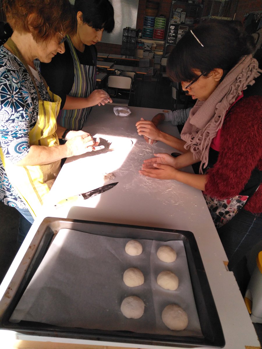 Ampans's tweet photo. La Palmira fent un taller de cuina amb alumnes de l'escola, una de les moltes maneres de col·laborar amb AMPANS. Fes-te voluntari! #GivingtuesdayCAT https://t.co/GsecWmNrCU https://t.co/llQH7pFQsL