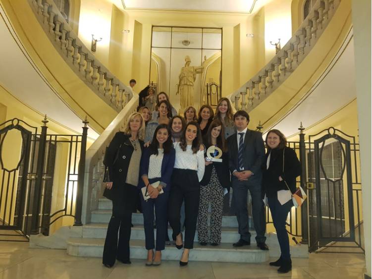 quironsalud's tweet photo. Nuestra enhorabuena a las enfermeras de la UCCRA de #Neumología de Quirónsalud FJD, ganadoras del Premio #EnfermeríaEnDesarrollo en la categoría de Calidad Percibida https://t.co/MfzPoWRSEg https://t.co/N2nhwVLTDy