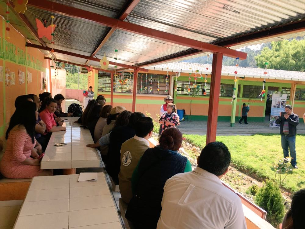 Hoy, nos acompaña una delegación de <a href="/SaveChildrenEs/">Save the Children Es</a>, asociación nacional de maestras de párvulos de Guatemala, autoridades municipales e instituciones de educación, <a href="/magamaga/">murat murat</a> y <a href="/MinSaludGuate/">Ministerio de Salud Pública y Asistencia Social</a>.