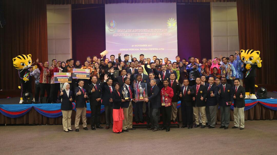 Tahniah #NavyPeople !!
Berjaya mengekalkan kejuaraan dalam #ISG 9 tahun berturut² di Malam Anugerah Majlis Sukan Angkatan Tentera 2016 #MSAT.
Sesungguhnya kecemerlangan atlet² #TLDM dalam menyumbang bakti terhadap prestasi sukan ATM amat membanggakan
#NavyPride
#NavyFit