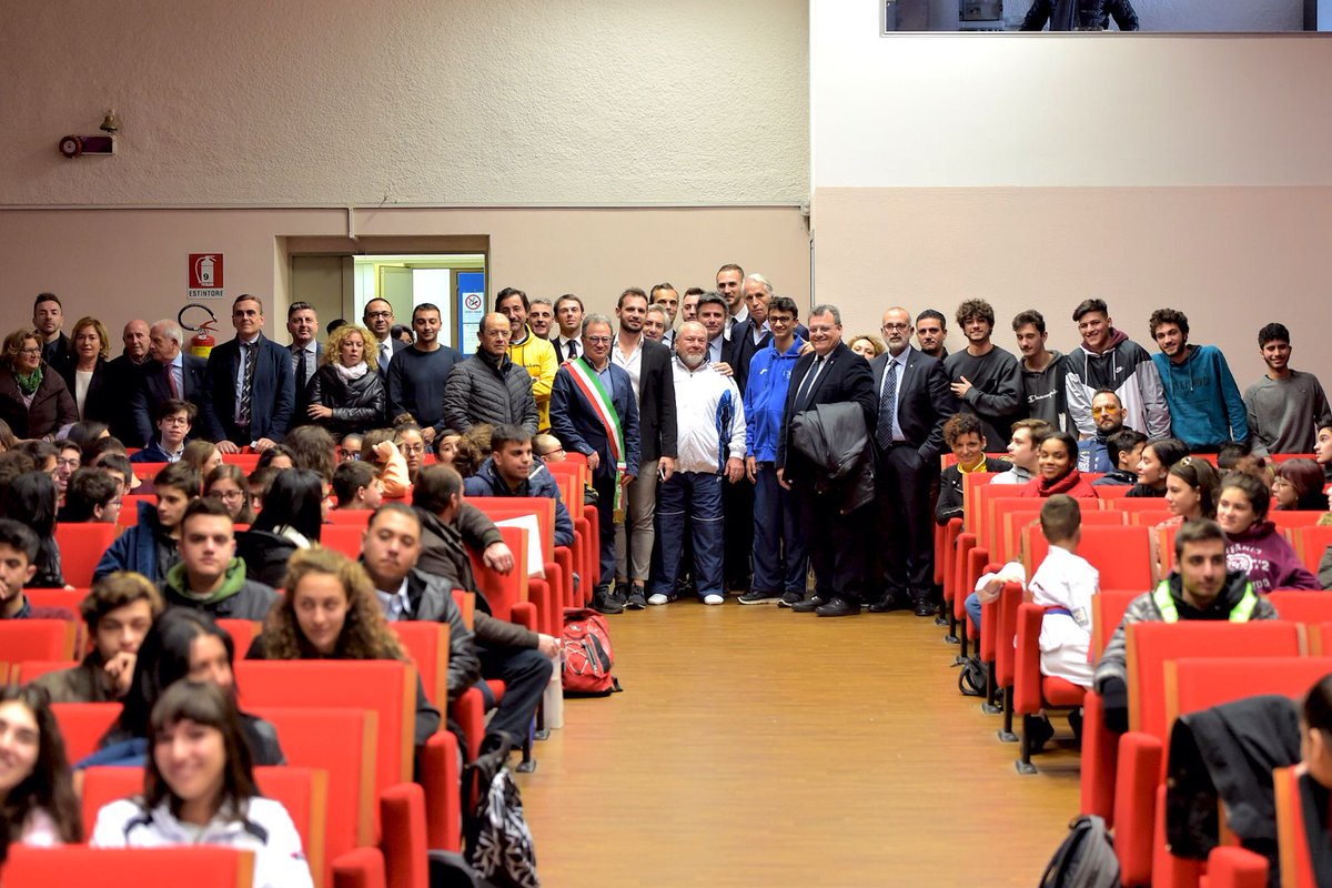 giomalago's tweet photo. Mattinata all'Istituto di Istruzione Secondaria Superiore I.T.C. "Epifanio Ferdinando"... Un bell'incontro con gli studenti, e in particolare Vito Dell'Aquila, medaglia d'oro ai Campionati Europei Juniores di taekwondo! https://t.co/MG3956nD4K